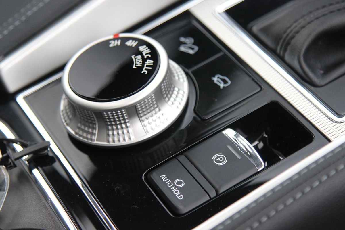 Kompas.com mendapat kesempatan melihat lebih dekat ubahan pada Mitsubishi Pajero Sport Dakar Ultimate 4x4 terbaru. SUV ini mendapat pembaruan di sisi eksterior dan interior