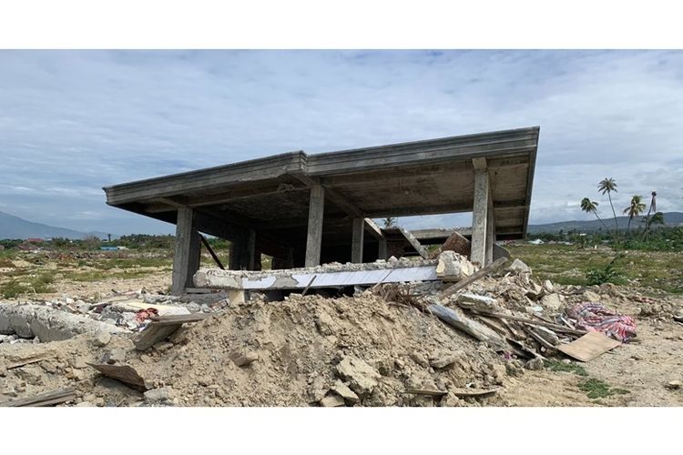 Bangunan hancur di Palu, Sulawesi Utara, akibat bencana.