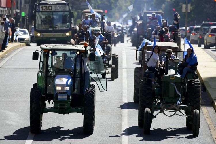 Para petani menggelark aksi protes dengan mengendarai traktor untuk memprotes tindakan pemerintah di sektor pertanian, di Buenos Aires, Argentina, Sabtu (23/4/2022).