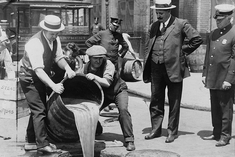Pemusnahan minuman beralkohol di era Prohibition Act di Amerika Serikat.