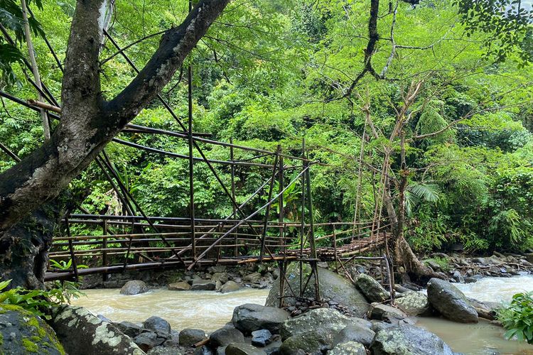 Jalur jembatan menuju Curug Cikanteh di kawasan Geopark Ciletuh, Kabupaten Sukabumi. 