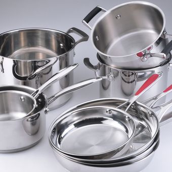 Ilustrasi panci dan wajan stainless steel, peralatan masak stainless steel. 