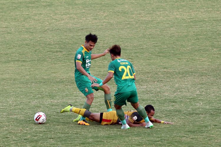 Pemain Mitra Kukar Atep terjatuh setelah berebut bola dengan pemain Sriwijaya FC Bobby Satria pada lanjutan Babak 8 Besar Liga 2 2019 yang berakhir dengan skor 1-1 di Stadion Gelora Delta Sidoarjo, Jawa Timur, Rabu (13/11/2019) sore.