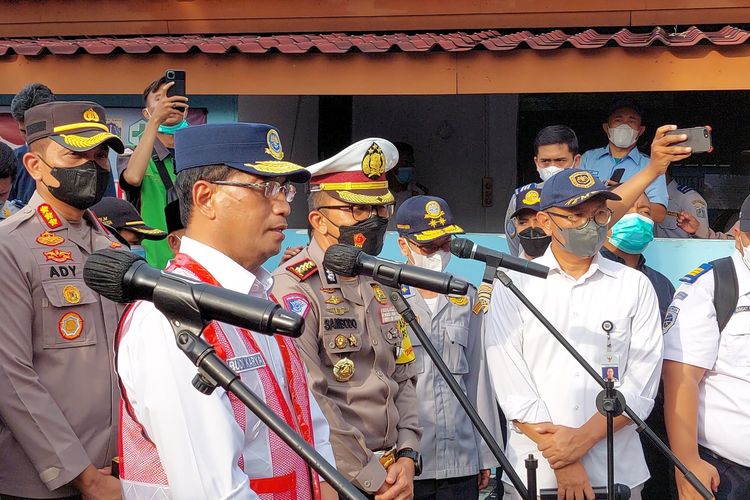 Menteri Perhubungan RI Budi Karya Sumadi meninjau arus pemudik yang berangkat Terminal Kalideres, Jakarta Barat, pada Rabu (27/4/2022). 