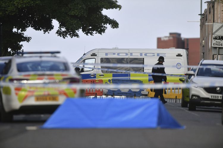Polisi berjaga di lokasi kejadian penusukan yang menewaskan 1 orang dan 2 lainnya kritis, di Birmingham, Inggris, Minggu (6/9/2020). Penusukan terjadi pada dini hari dan dilakukan terpisah di 4 lokasi terpisah.