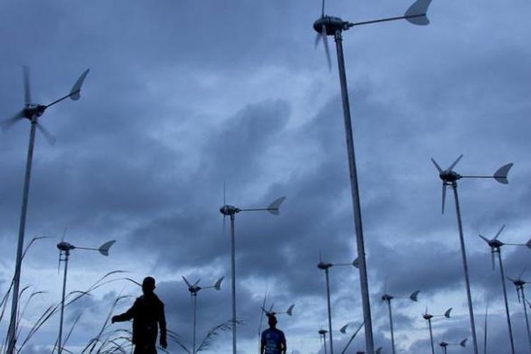 Pembangkit listrik tenaga angin menjadi solusi bagi warga di daerah terpencil seperti di Dusun Kalihi, Sumba, NTT. 