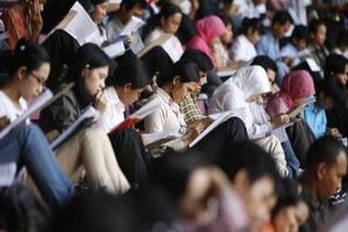 Sekitar 19.000 peserta seleksi calon pegawai negeri sipil (CPNS) Departemen Keuangan mengerjakan tes potensi akademik yang digelar di Stadion Utama Gelora Bung Karno, Jakarta, Rabu (30/7). Total sekitar 59.000 peserta seleksi CPNS Depkeu di seluruh Indonesia memperebutkan 2.630 kursi untuk tingkat sarjana di 12 unit Eselon I Departemen Keuangan yang tersebar di 1.063 kantor di seluruh Indonesia.