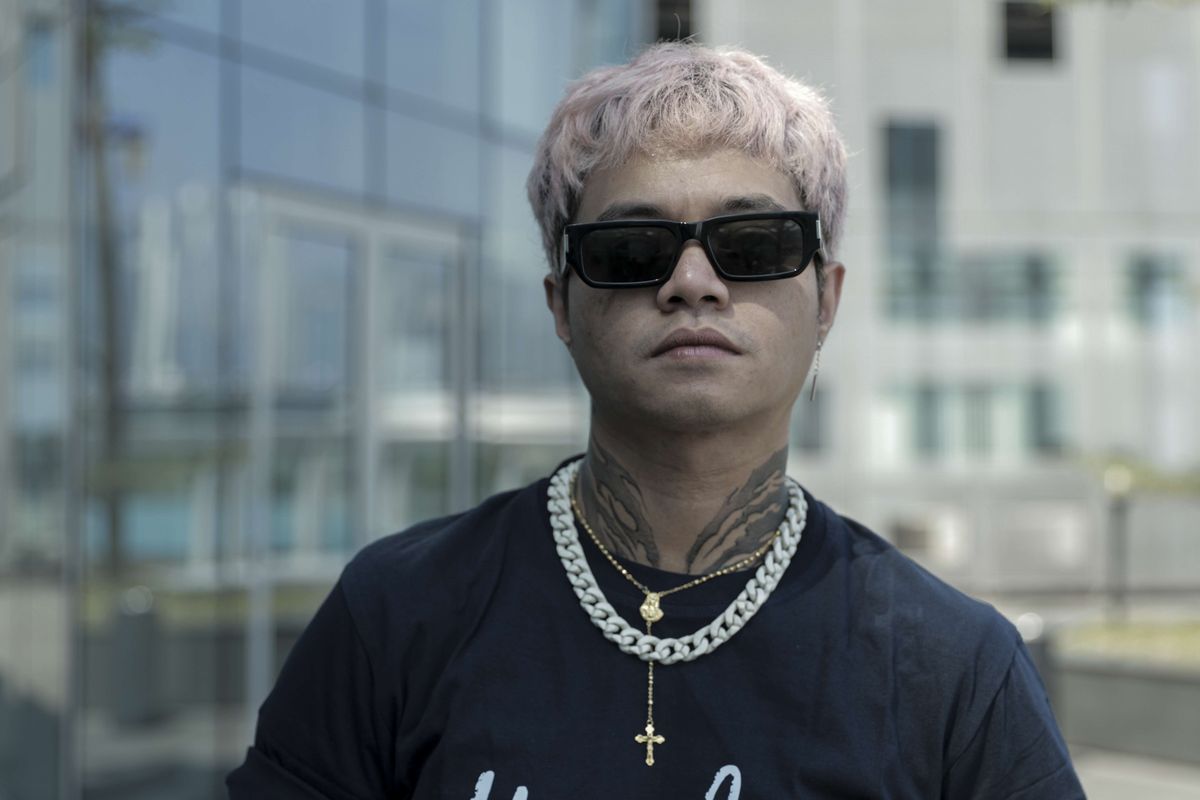 Reza Oktovian atau Reza Arap saat sesi pemotretan di sela promosi film Kupu-kupu Kertas ke kantor redaksi Kompas.com, di Menara Kompas, Palmerah, Selasa (13/8/2024). Reza memerankan tokoh Busok dalam film karya sutradara Emil Heradi ini.