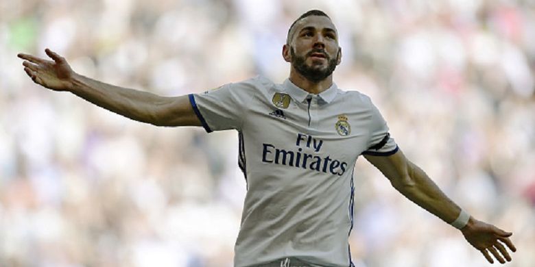 Karim Benzema merayakan gol pertama Real Madrid ke gawang Alaves pada pertandingan Divisi Primera La Liga di Stadion Santiago Bernabeu, Minggu (2/4/2017). 