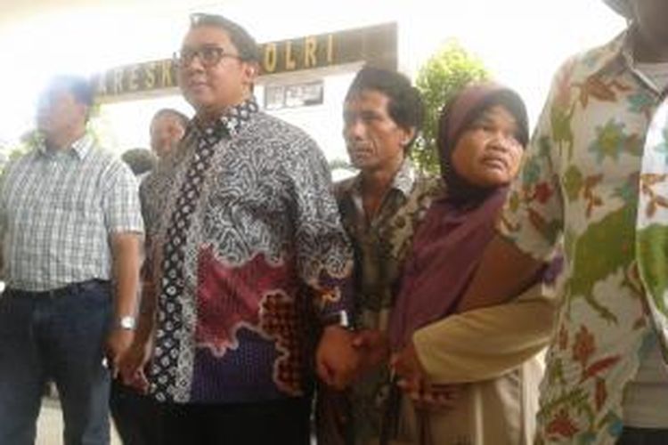 Wakil ketua DPR Fadli Zon, bersama MR (48), ibu dari pelaku penghina Presiden Joko Widodo, mendatangi Gedung Bareskrim Polri, Jumat (31/10/2014).