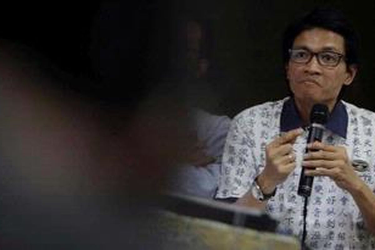 Ketua Dewan Pengurus Komisi Untuk Orang Hilang dan Korban Tindak Kekerasan (Kontras), Usman Hamid menanggapi kasus kerusuhan di Sampang, Jawa Timur, di Kantor Lembaga Bantuan Hukum Indonesia di Jakarta, Senin (27/8/2012). Kontras bersama sejumlah organisasi lain mendesak pemerintah mengusut persoalan konflik antara umat syuni dan syiah di Sampang dan segera menjamin perlindungan dan keaman terhadap korban terutama perempuann dan anak-anak.