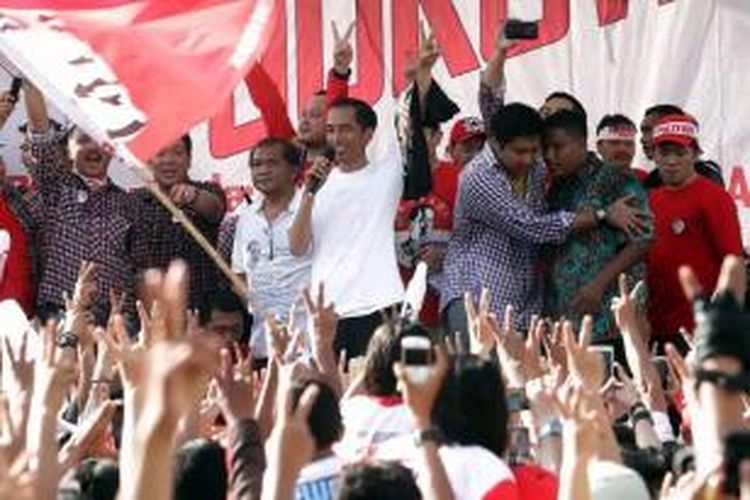 Calon presiden nomor urut dua, Joko Widodo (Jokowi) menyapa massa pendukungnya di kawasan bundaran Hotel Indonesia, Jakarta Pusat, Minggu (22/6/2014). Sebelumnya Jokowi bersama para pendukungnya tersebut mengikuti gerak jalan revolusi mental mulai dari silang Monas.