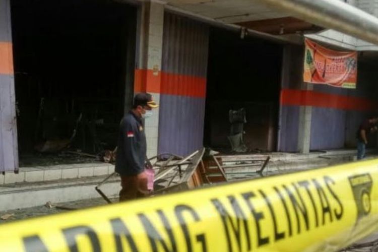 Tim Labfor Polda Jatim ketika melakukan olah TKP di toko Warna-warni di Mojokerto, Jawa Timur, Kamis (21/6/2018) 