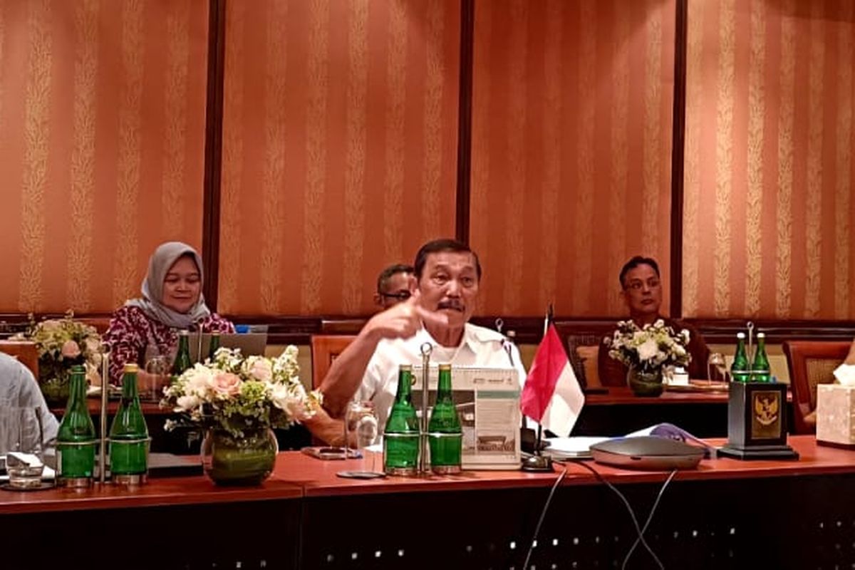Menteri Koordinasi Bidang Kemaritiman dan Investasi Luhut Binsar Pandjaitan dalam konferensi pers evaluasi Kinerja Kemenko Marves 2023 Menuju Indonesia Emas 2045 di The St. Regis Bali Resort, Kabupaten Badung, Bali, pada Jumat (22/11/2023).  Kompas.com/ Yohanes Valdi Seriang Ginta