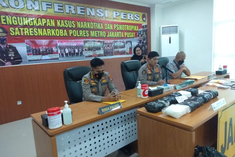 Reza A - Satresnarkoba Jakarta Pusat Ungkap Penyelundupan Narkotika, Sabu 11 Kg Dimasukkan di Dalam Ban Mobil