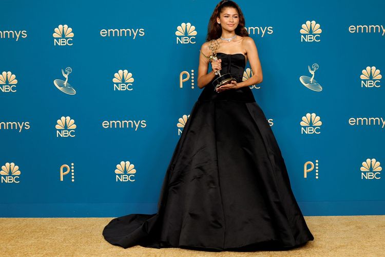 Zendaya menjadi salah satu peraih penghargaan sekaligus dianggap aktris berbusana terbaik di Emmy Awards 2022