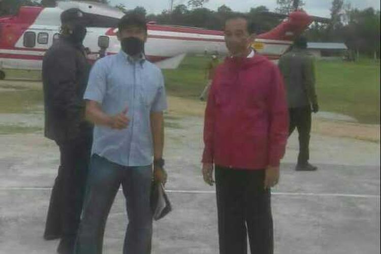 Assafadi Faisyallah (42) foto bareng dengan Presiden Jokowi usai melakukan penanaman bibit mangrove di kawasan Pantai Raja Kecik Desa Muntai Barat, Kecamatan Bantan, Kabupaten Bengkalis, Riau, Selasa (28/9/2021).