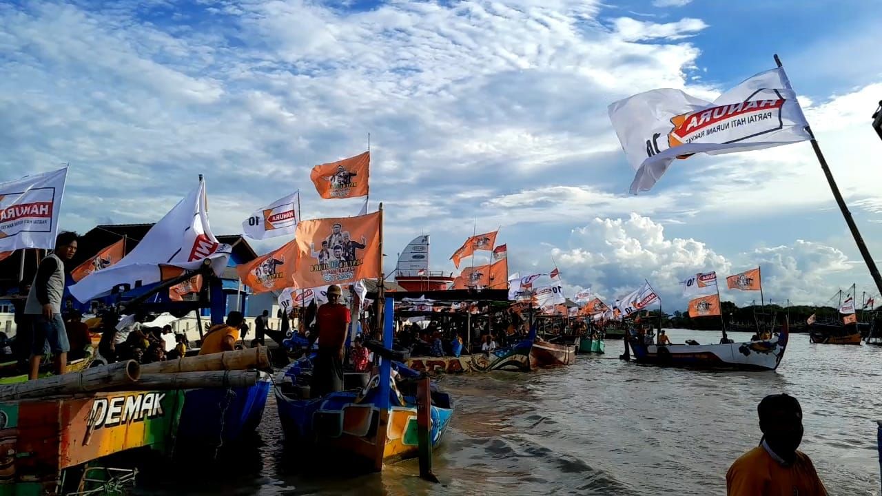 Kampanye Ganjar - Mahfud Diwarnai Konvoi 100 Perahu Nelayan di Demak