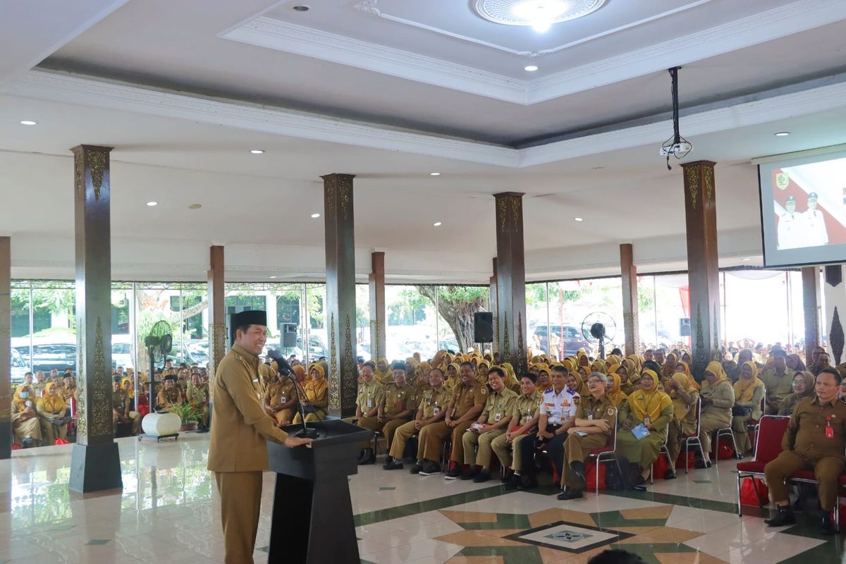 Bupati Wonogiri Joko Sutopo menyampaikan sambutan pada Rapat Koordinasi Netralitas Pada Pelaksanaan Pilkada di Kabupaten Wonogiri Tahun 2024 di Pendopo Rumah Jabatan Bupati Wonogiri, Selasa (24/9/2024).