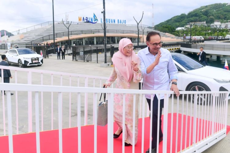 Perdana Menteri (PM) Malaysia Anwar Ibrahim dan istri berpenampilan santai saat mengikuti undangan menyaksikan sunset bersama Presiden Joko Widodo di Labuan Bajo, NTT, Rabu (10/5/2023).