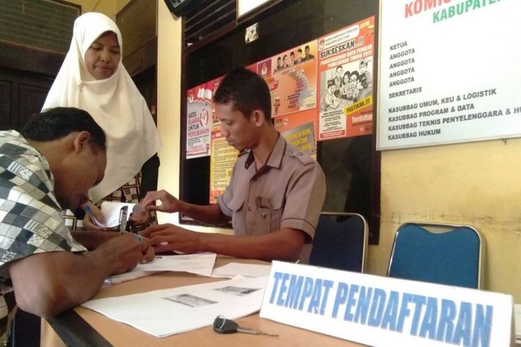 Calon Panitia Pemilihan Kecamatan (PPK) mendaftar di kantor Komisi Independen Pemilihan (KIP) Aceh Utara, Senin (29/1/2018).