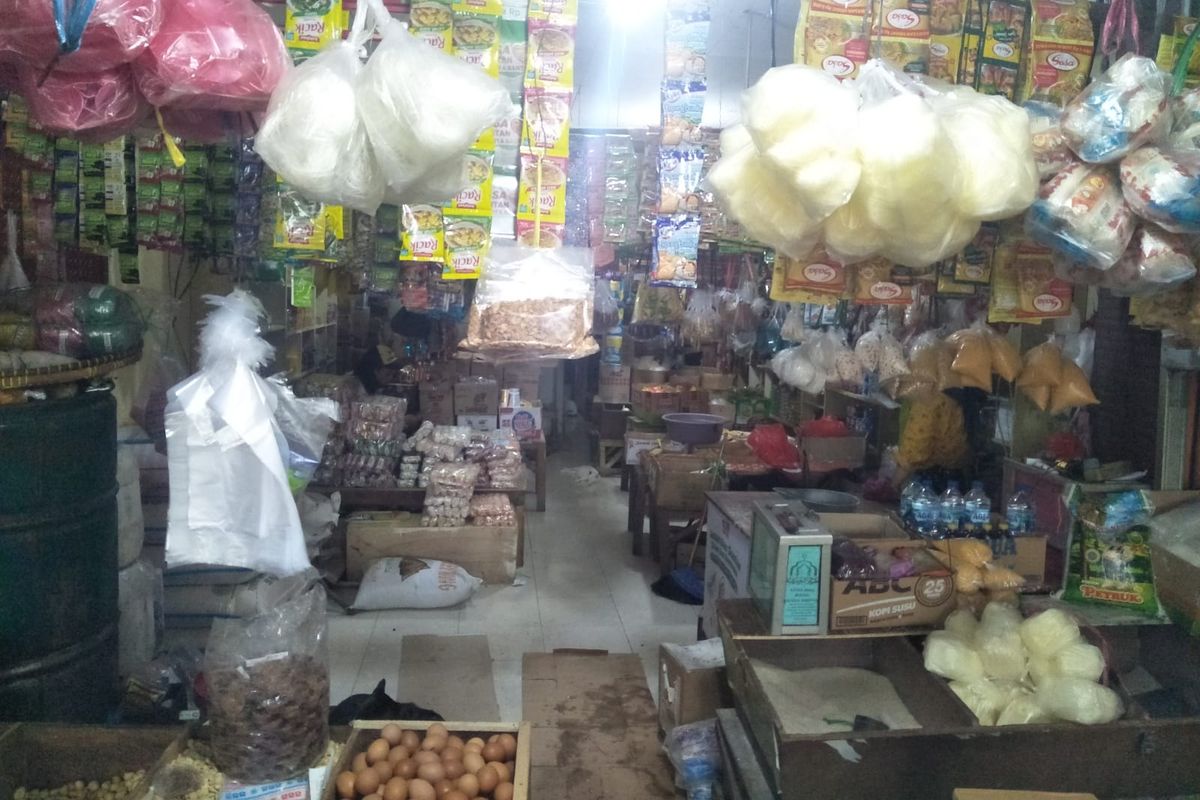 Warung kelontong di Pasar Kemiri Muka, Depok.