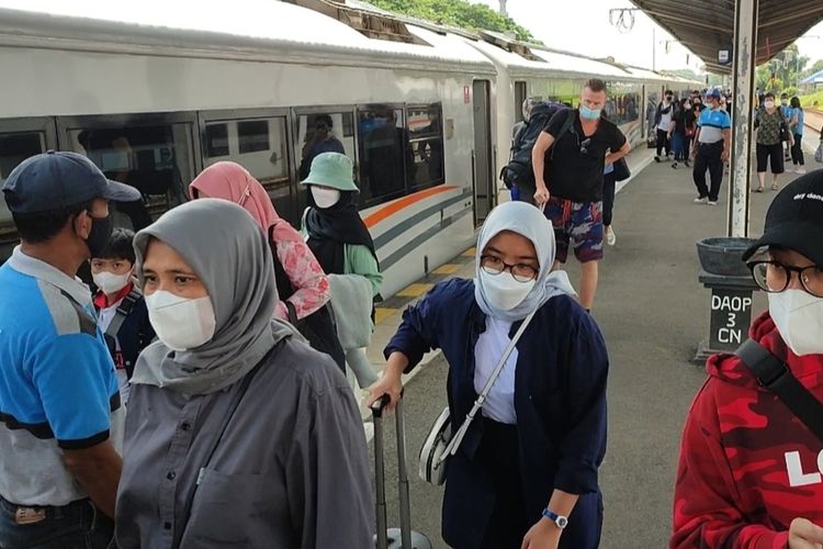 Sejumlah penumpang tiba di Stasiun Cirebon Kota Cirebon Jawa Barat pada Rabu (21/22/2022). Simak daftar tarif khusus KA rute Cirebon-Yogyakarta terbaru 2023.