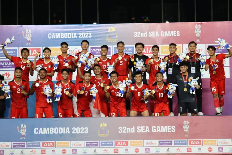 Para pemain timnas U22 Indonesia berfoto di podium juara usai meraih medali emas SEA Games 2023 Kamboja. Dalam pertandingan final cabor sepak bola putra SEA Games 2023 yang digelar di Olympic Stadium, Phnom Penh, pada Selasa (16/5/2023), Indonesia berhasil mengalahkan Thailand dengan skor 5-2. Artikel ini berisi rute konvoi pesta juara timnas U22 Indonesia di SEA Games 2023. Selanjutnya, timnas U22 Indonesia dijadwalkan mengkuti Kualifikasi Piala Asia U23 2023 dan Asian Games 2022. (Foto: Dok. PSSI)
