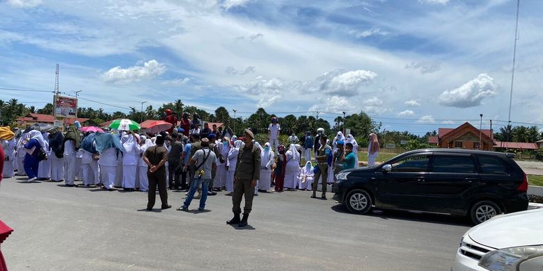 Puluhan tenaga sukarela dari Rumah Sakit Umum Cut Meutia (RSUCM) Aceh Utara, berdemonstrasi di depan gedung Kantor Bupati Aceh Utara, Provinsi Aceh, Selasa (23/8/2022).