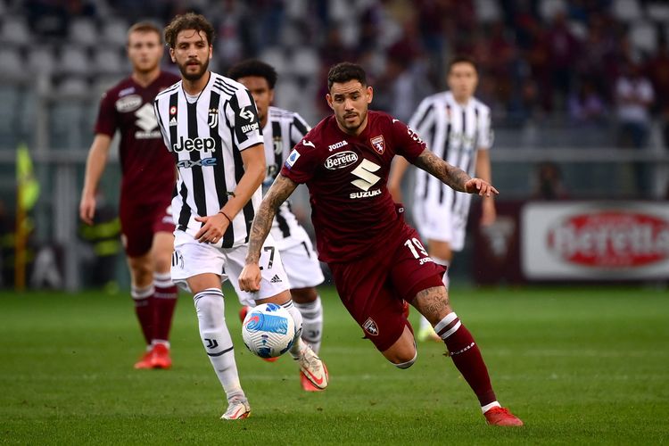 Manuel Locatelli beraksi dalam pertandingan Torino vs Juvntus pada pekan ketujuh Liga Italia 2021-2022 di Stadion Olimpico Grande Torino, Sabtu (2/10/2021) malam WIB.