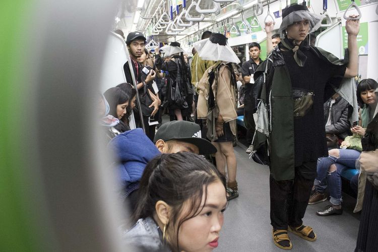 Model berpose saat meragakan busana di acara Fashion Rock 2020 di Stasiun MRT Bundaran HI, Jakarta Pusat, Jumat (31/1/2020). Mengangkat tema Commuting Life acara tersebut bertujuan untuk mengajak pengunjung menggunakan fasilitas umum.