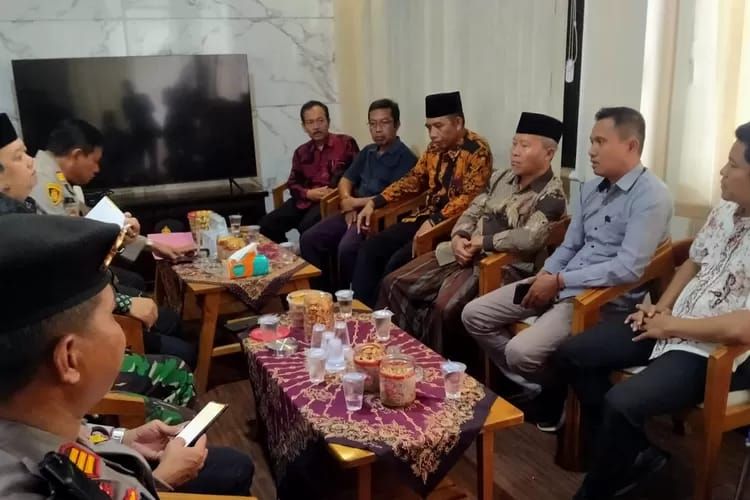 Perwakilan mssa NU dan Muhammadiyah bertemu di kantor Kecamatan Cluring 