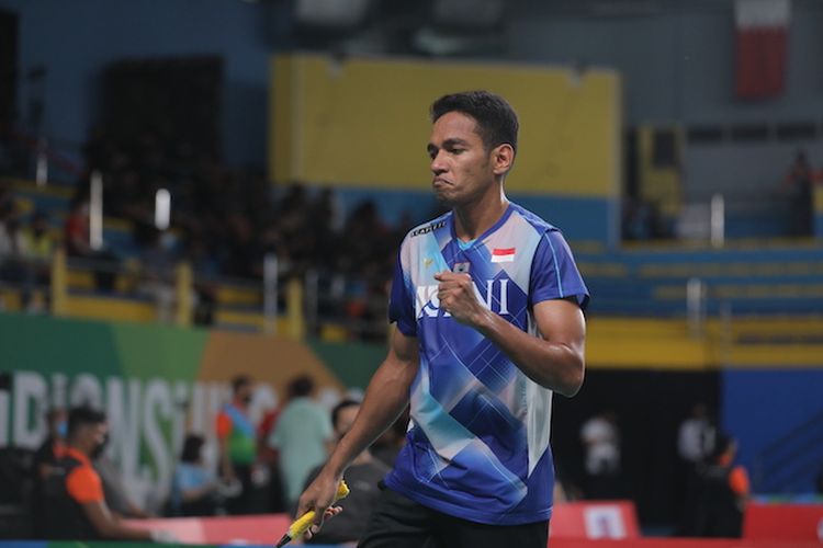 Aksi Chico Aura Dwi Wardoyo kala menaklukkan Li Shi Feng pada perempat final Badminton Asia Championship 2022 di Muntinlupa Sports Complex, Manila, Filipina, Jumat (29/4/2022).