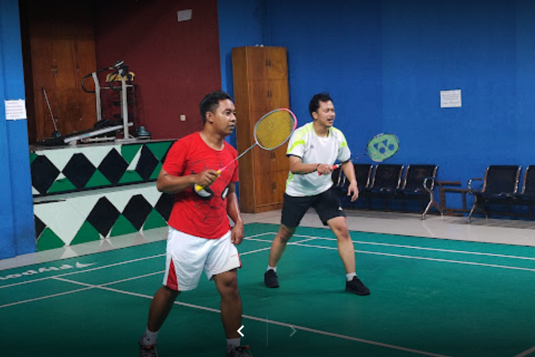 Pemain memainkan badminton di Lapangan Badminton Jaya Billal Club (JBC) Hall