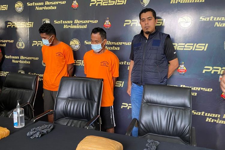 Dua kurir narkoba jenis ganja ditangkap jajaran Polres Metro Jakarta Barat saat akan mengirimkan ganja siap edar dari Sumatera ke Jakarta. Keduanya dihadirkan dalam konferensi pers di Mapolres Metro Jakarta Barat, Kamis (13/7/2023). 