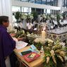 Peti Jenazah Jakob Oetama Diangkat Prajurit TNI