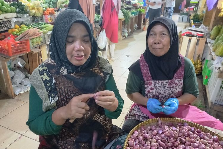 Jualan Sepi, Pedagang Sayur di Jogja Jadi Pengupas Bawang Berupah Rp 3.000 per Kg