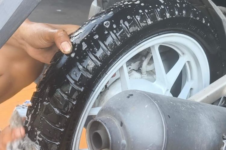 Pori-pori ban tubeless bila sudah berumur bikin bocor halus