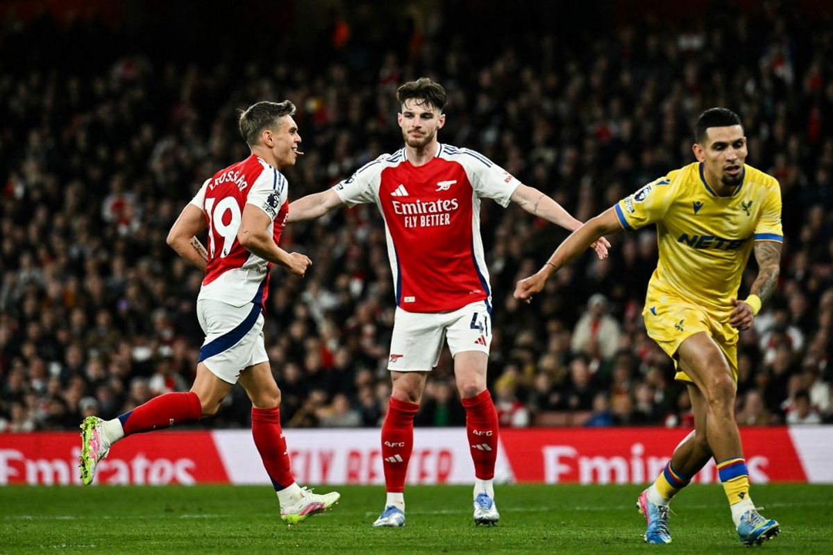 Penyerang Arsenal Leandro Trossard merayakan gol dalam laga Liga Inggris antara Arsenal dan Crystal Palace di Stadion Emirates di London pada tanggal 23 April 2025.