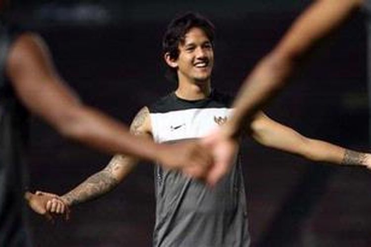 Pemain Timnas Indonesia, Irfan Bachdim, berlatih di Stadion Utama Gelora Bung Karno, Senin (5/9/2011) menjelang pertarungannya dengan Timnas Bahrain dalam laga kualifikasi Piala Dunia 2014. Indonesia bergabung dalam Grup E bersama Bahrain, Iran, dan Qatar.