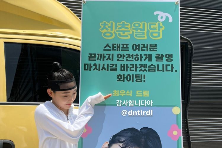 Aktris Jeon So Nee menunjukkan banner yang dipasang di samping truk kopi kiriman aktor Choi Woo Sik di lokasi syuting drama Youth Climb The Barrier.