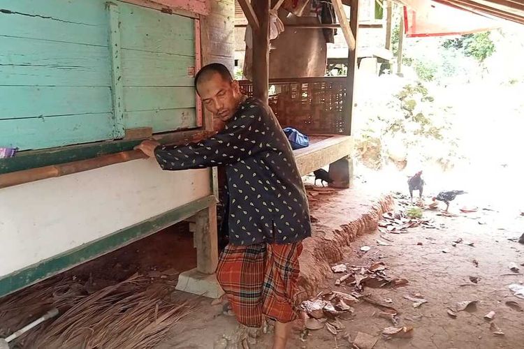 Salah satu anggota keluarga di Kabupaten Lebak, Provinsi Banten yang mengalami kelumpuhan kaki. 
