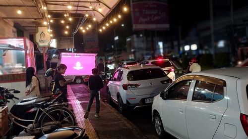 Debat Pilkada Tasikmalaya, Warga Nobar di Pinggir Jalan Samping Lokasi Acara