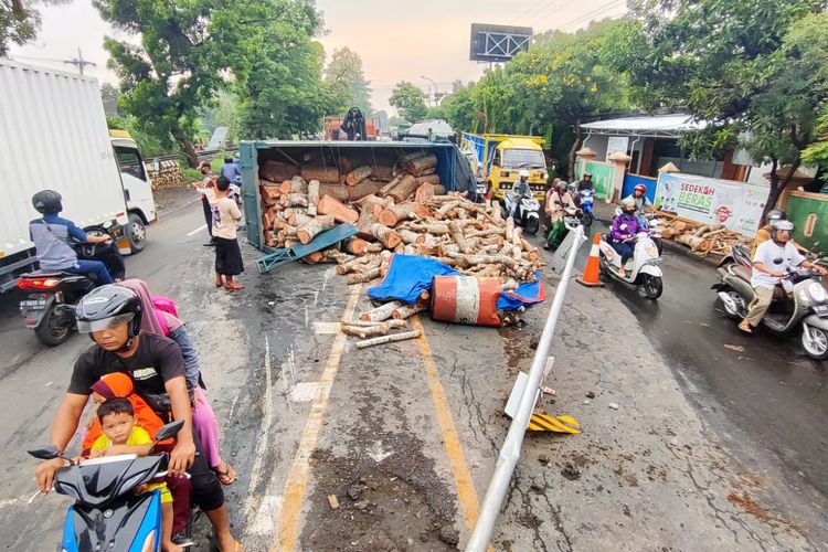 Truk bermuatan potongan kayu menabrak median jalan di jalur pantura Pasuruan-Probolinggo, Jl. Ir. Djuanda Kelurahan Kepel Kota Pasuruan, Jum'at (6/12/2024) 