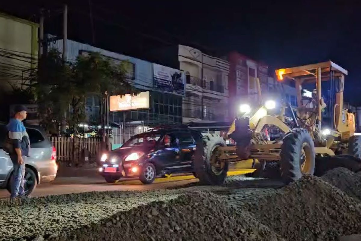 Salah satu ruas jalan yang mulai diperbaiki, yakni ruas jalan Ahmad Yani.

