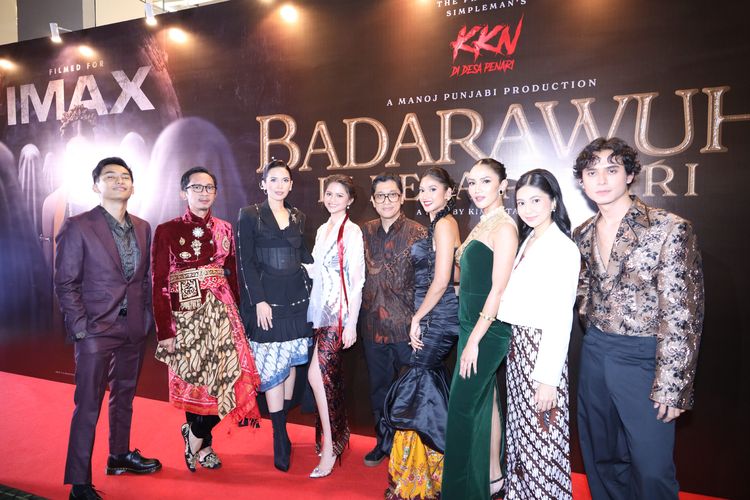 Para pemain dan sutradara Badarawuhi di Desa Penari di acara gala premiere.