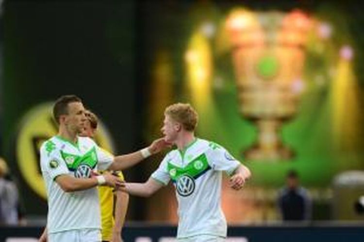 Dua pemain Wolfsburg, Ivan Perisic (kiri) dan Kevin de Bruyne.