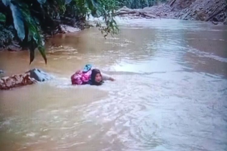 Bertaruh Nyawa Demi Pasien: Aksi Bidan Dona Lubis Seberangi Sungai Tanpa Jembatan