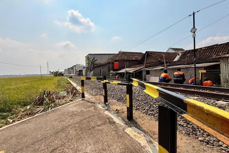 Potret penutupan perlintasan liar di Daop 6 Yogyakarta. Kereta Api Indonesia atau KAI Daop 6 Yogyakarta menutup total 41 perlintasan liar di Yogyakarta dan Solo. Di mana daerah terbanyak?