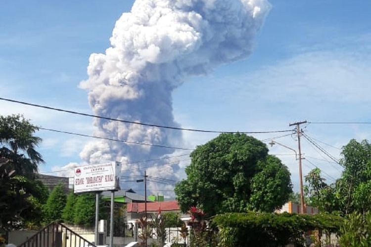 Gunung Soputan di Kabupaten Minahasa Tenggara, Provinsi Sulawesi Utara, meletus pada Rabu (3/10/2018 pukul 08.47 Wita. 